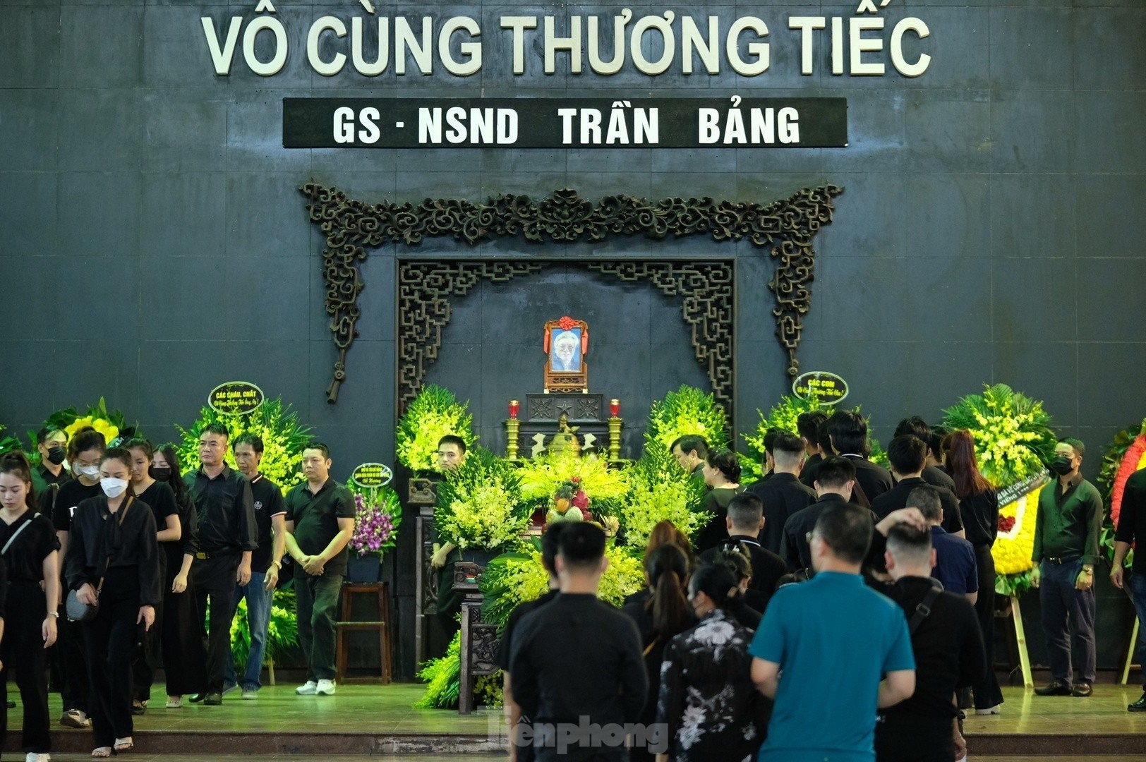 NSƯT Trần Lực và người thân tiễn biệt cha NSND Trần Bảng - Ảnh 14.