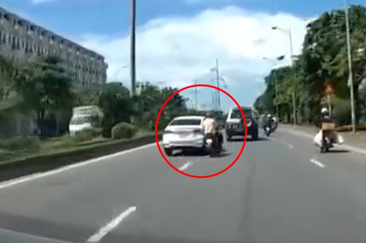 Hà Nội: Truy tìm tài xế nghi cố tình chèn ngã người đi xe máy rồi bỏ chạy - Ảnh 1. Hà Nội: Truy tìm tài xế nghi cố tình chèn ngã người đi xe máy rồi bỏ chạy - Ảnh 1.