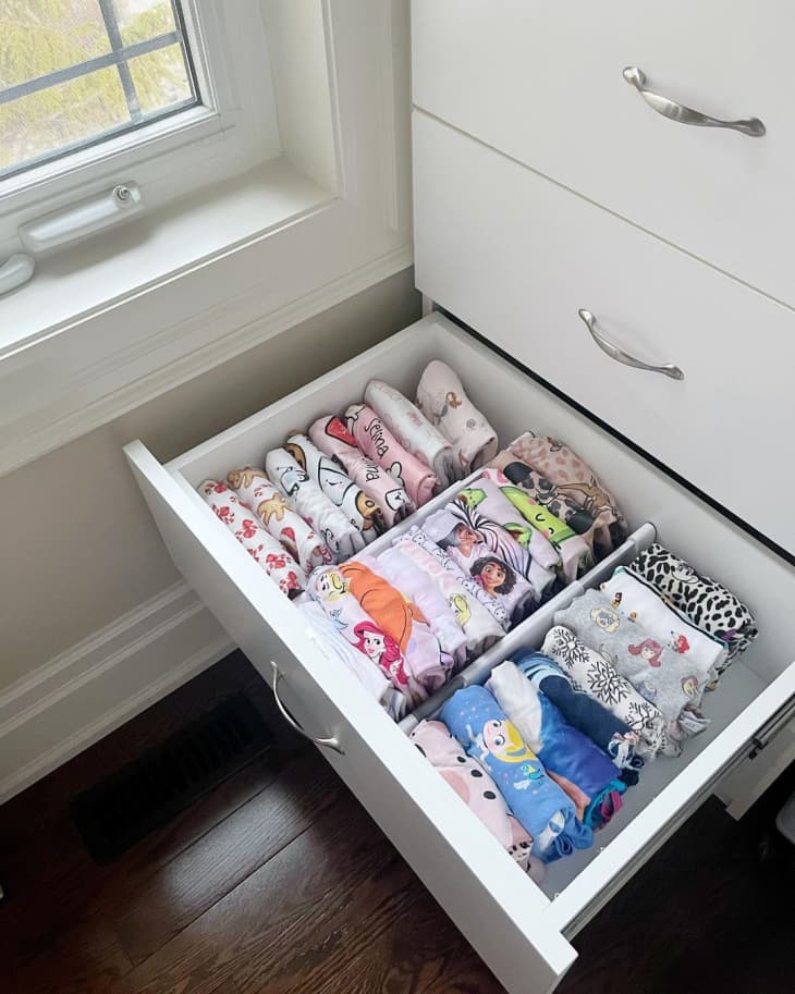 Những cách thông minh để sắp xếp tủ quần áo trong phòng ngủ của bạn - Ảnh 2.