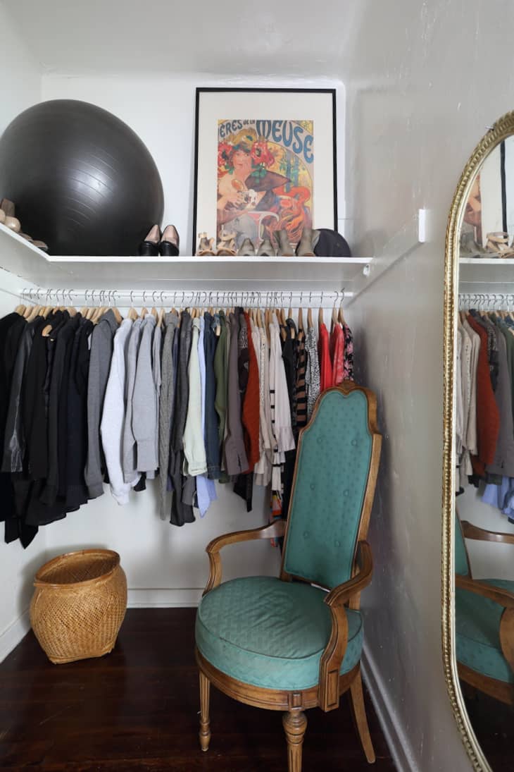 Những cách thông minh để sắp xếp tủ quần áo trong phòng ngủ của bạn - Ảnh 9.