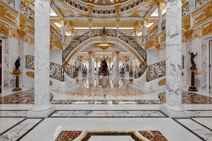 Cận cảnh bên trong căn biệt thự giá 4.800 tỷ đồng đắt nhất ở &quot;thành phố vàng&quot; Dubai: Nội thất dát vàng lá, đá cẩm thạch sáng lung linh - Ảnh 1.
