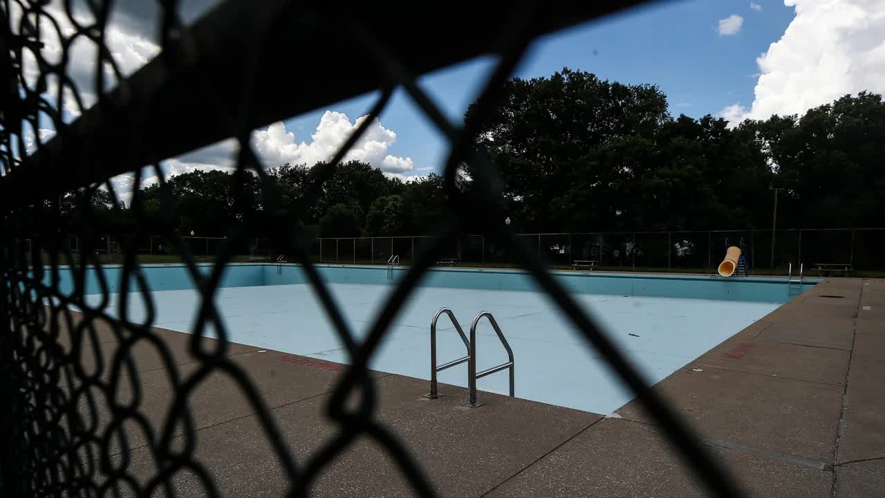 Điều gì khiến số lượng bể bơi công cộng ở Mỹ giảm mạnh trong bối cảnh nắng nóng cực điểm? - Ảnh 1.