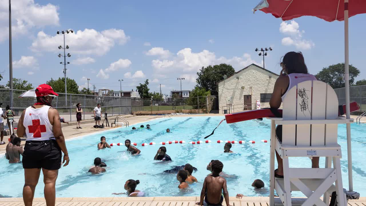 Điều gì khiến số lượng bể bơi công cộng ở Mỹ giảm mạnh trong bối cảnh nắng nóng cực điểm? - Ảnh 4.