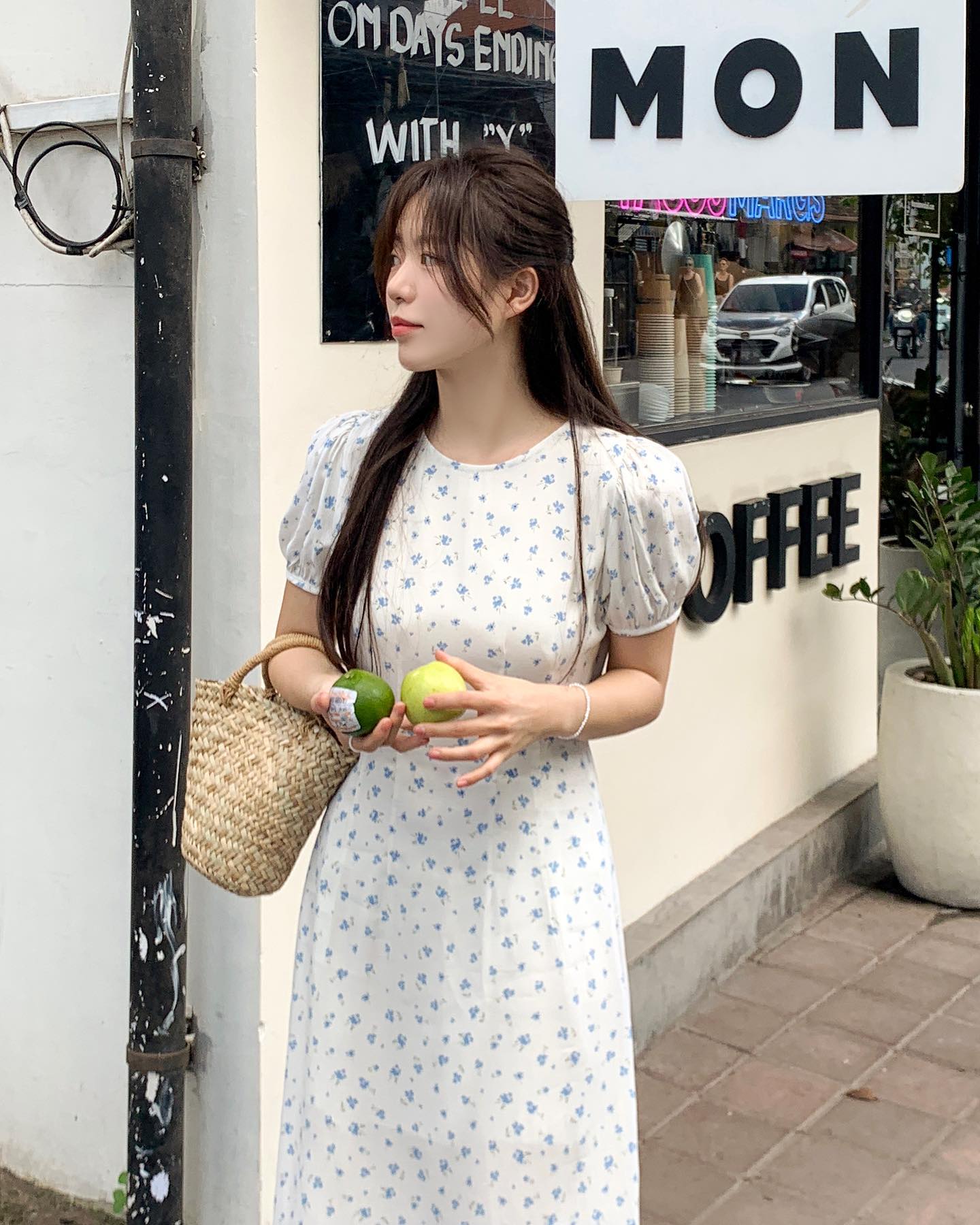 Mặc váy liền theo phong cách tối giản để ghi điểm tinh tế - Ảnh 7. Mặc váy liền theo phong cách tối giản để ghi điểm tinh tế - Ảnh 7.