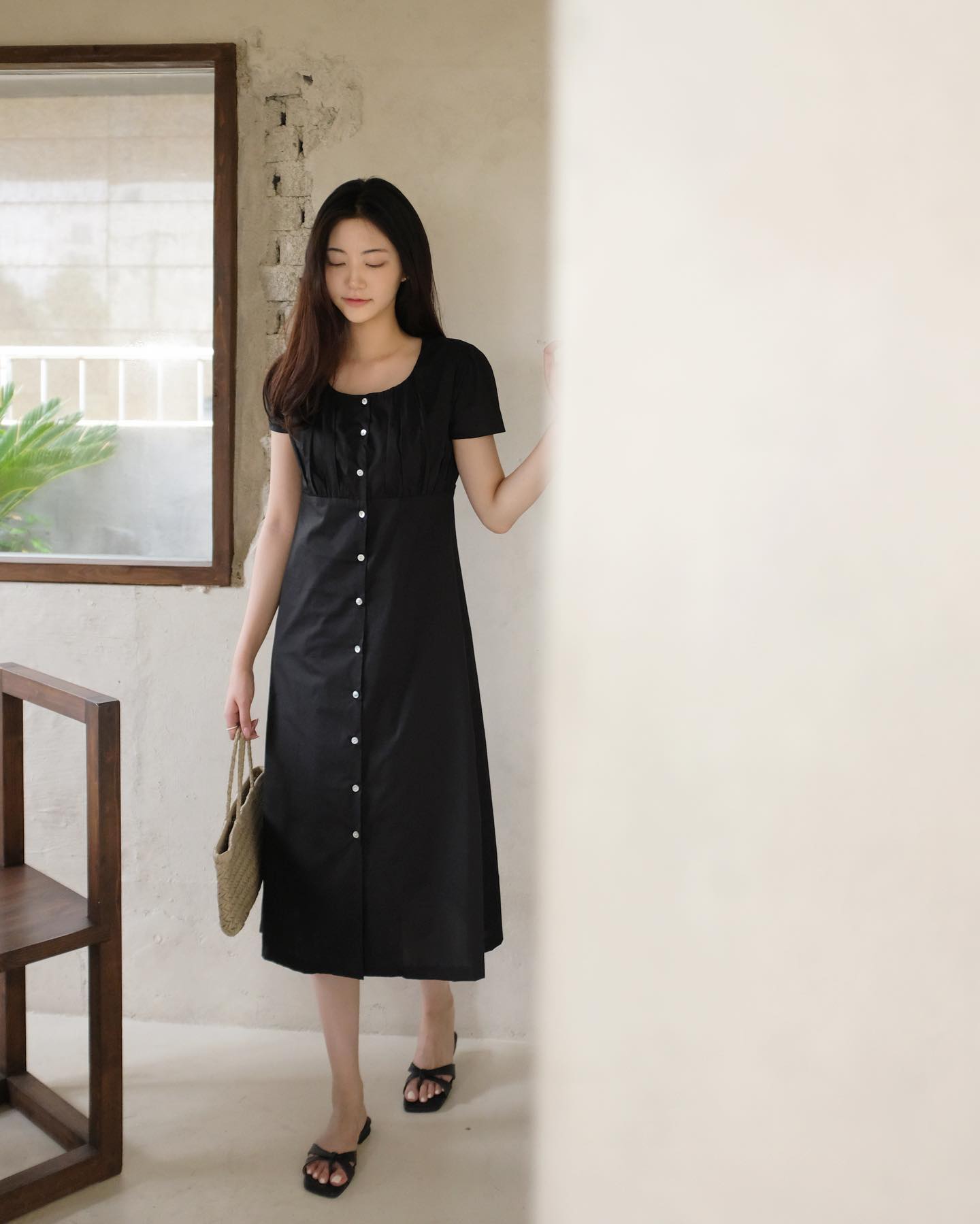 Mặc váy liền theo phong cách tối giản để ghi điểm tinh tế - Ảnh 10. Mặc váy liền theo phong cách tối giản để ghi điểm tinh tế - Ảnh 10.