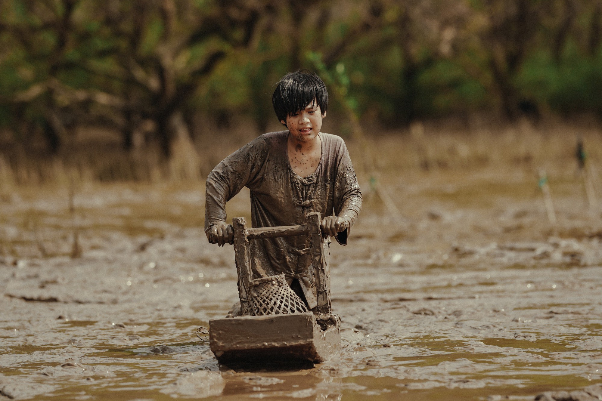 Sao nhí Đất Rừng Phương Nam tự mình đóng cảnh nhảy cầu nguy hiểm, thái độ khi quay xong mới khiến khán giả ngỡ ngàng - Ảnh 3.