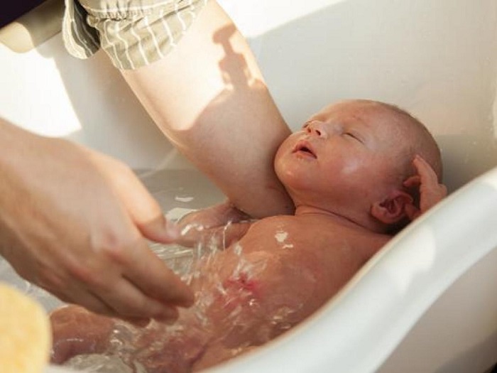 Tắm cho bé bằng sữa mẹ rất tốt nhưng cần phải chú ý 3 nguyên tắc này - Ảnh 1.