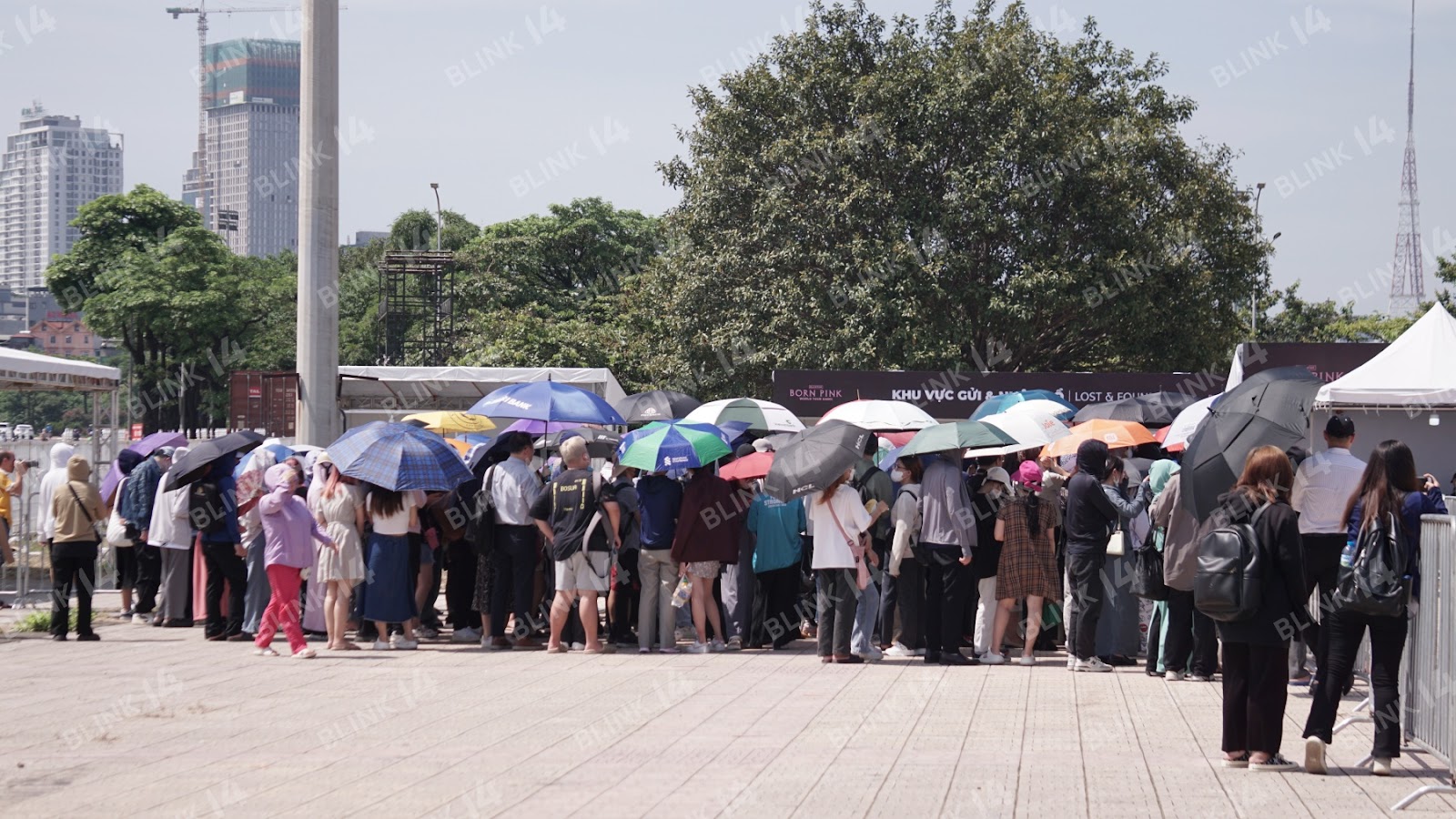 SVĐ Mỹ Đình HÔM NAY: Fan xếp hàng dài đổi vòng tay concert BLACKPINK dưới nắng gắt, người ngoại quốc và người lớn tuổi cũng có mặt - Ảnh 6.