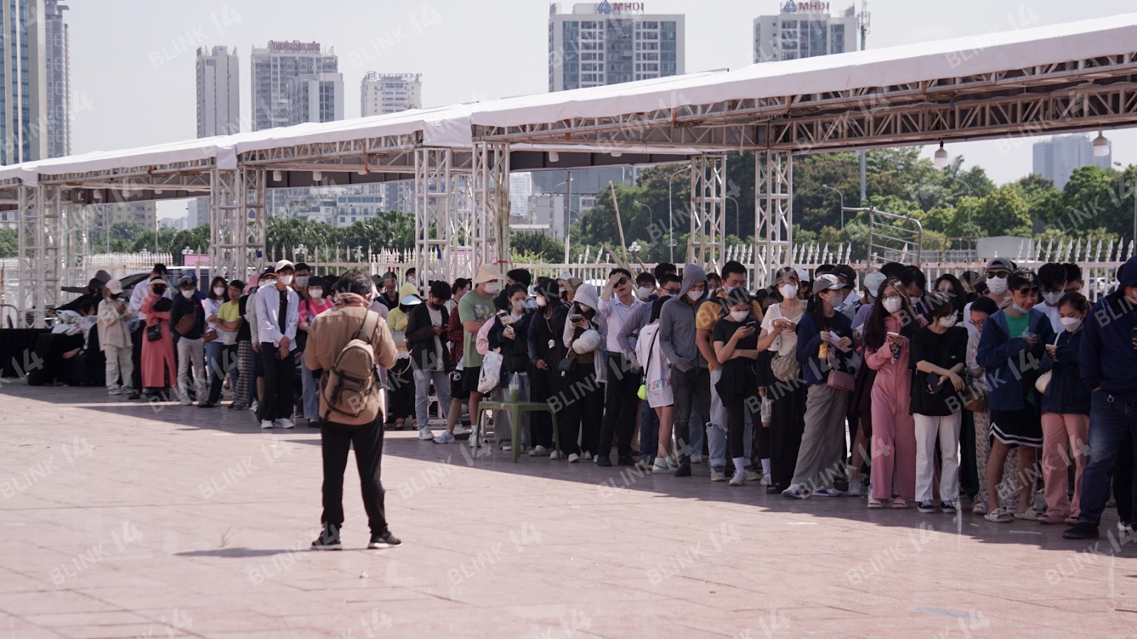 SVĐ Mỹ Đình HÔM NAY: Fan xếp hàng dài đổi vòng tay concert BLACKPINK dưới nắng gắt, người ngoại quốc và người lớn tuổi cũng có mặt - Ảnh 11.