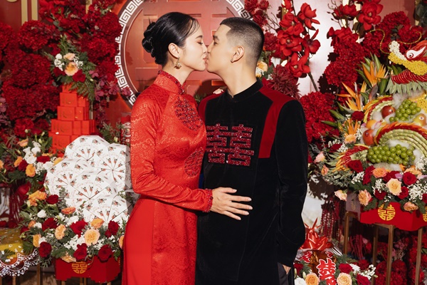 Lễ ăn hỏi đầy sắc đỏ của Cường Seven và Vũ Ngọc Anh: Cô dâu chú rể hạnh phúc trao nhau nụ hôn ngọt ngào - Ảnh 1.