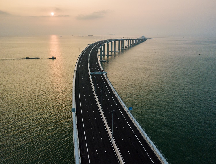Bật mý về cây cầu dài nhất thế giới với chiều dài 55km, gấp 20 lần cầu Cổng vàng - Ảnh 1.