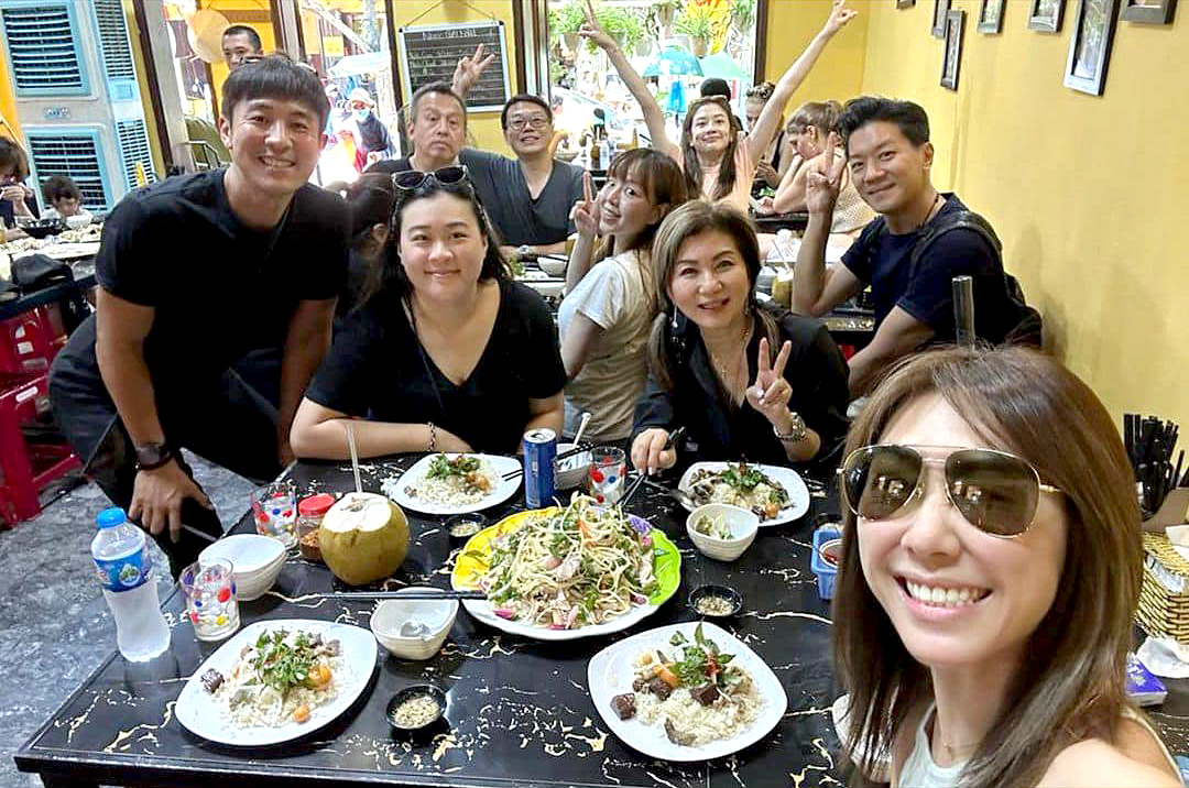 Thị hậu TVB Hồ Định Hân bất ngờ tới Việt Nam, đích thân ghé hai quán ăn ở Hội An và thể hiện sự cực yêu thích - Ảnh 3.