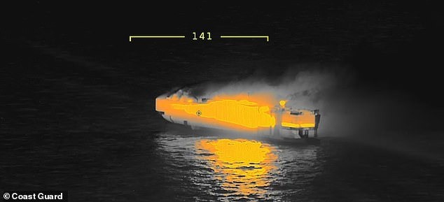 Con tàu chở gần 3.000 xe hơi chìm trong 'biển' lửa, nghi do cháy xe điện - Ảnh 2.