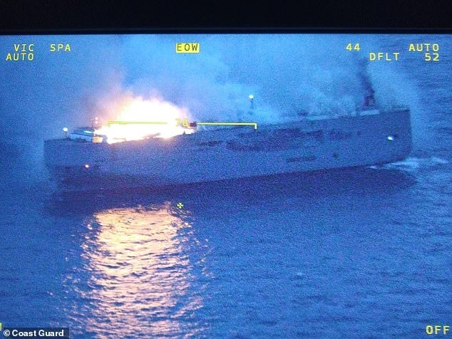 Con tàu chở gần 3.000 xe hơi chìm trong 'biển' lửa, nghi do cháy xe điện - Ảnh 3.