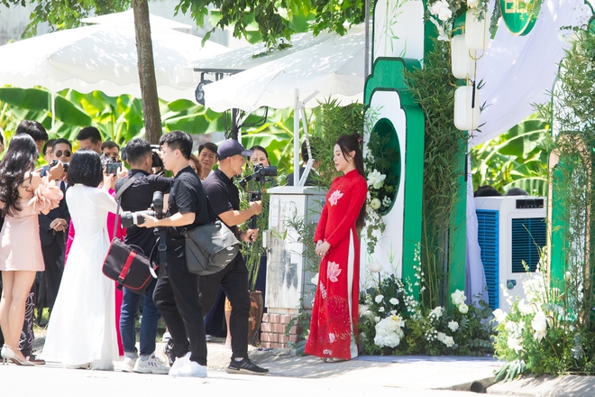 Toàn cảnh lễ ăn hỏi Phương Oanh: Shark Bình bảnh bao đón vợ bằng xe sang, cô dâu có biểu cảm hài hước - Ảnh 3.