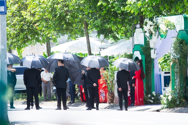 Toàn cảnh lễ ăn hỏi Phương Oanh: Shark Bình bảnh bao đón vợ bằng xe sang, cô dâu có biểu cảm hài hước - Ảnh 10.