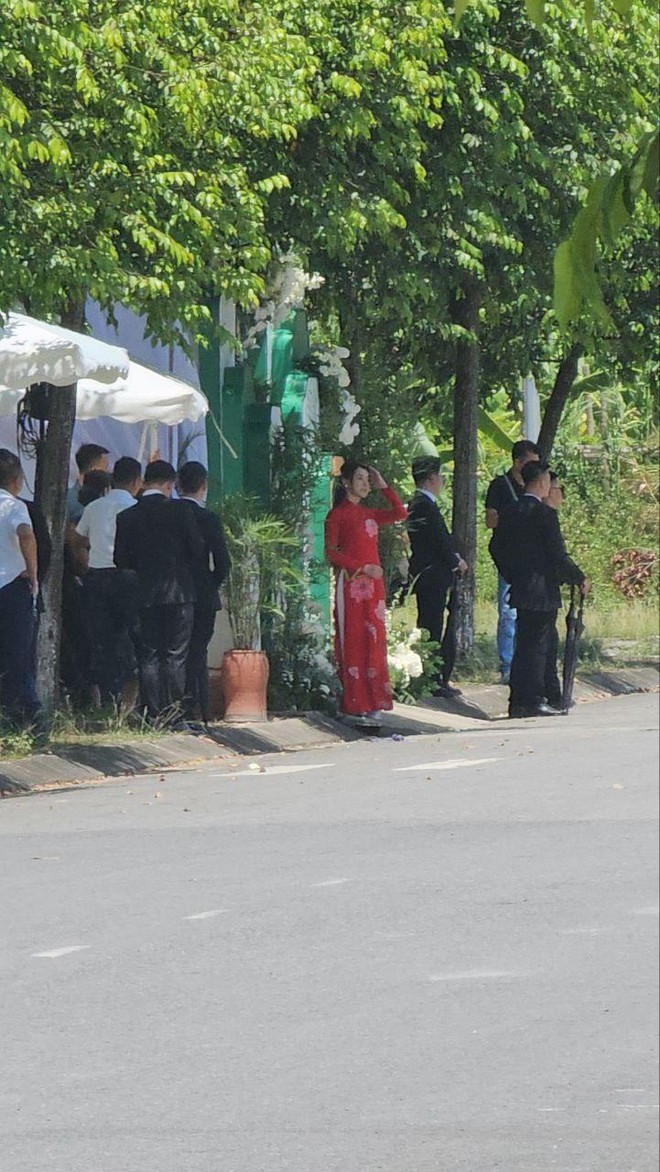 Những hình ảnh đầu tiên trong lễ ăn hỏi Phương Oanh - Shark Bình: Cô dâu lộ diện, Hoa hậu Ngọc Hân góp mặt! - Ảnh 6. Những hình ảnh đầu tiên trong lễ ăn hỏi Phương Oanh - Shark Bình: Cô dâu lộ diện, Hoa hậu Ngọc Hân góp mặt! - Ảnh 6.