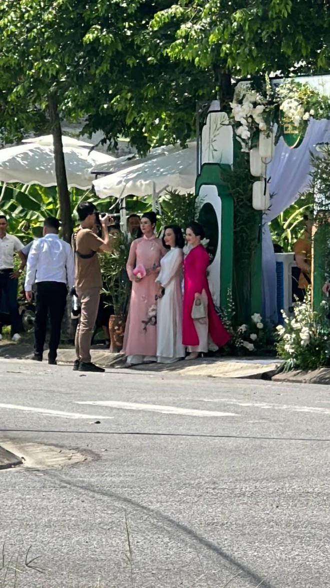 Những hình ảnh đầu tiên trong lễ ăn hỏi Phương Oanh - Shark Bình: Cô dâu lộ diện, Hoa hậu Ngọc Hân góp mặt! - Ảnh 5. Những hình ảnh đầu tiên trong lễ ăn hỏi Phương Oanh - Shark Bình: Cô dâu lộ diện, Hoa hậu Ngọc Hân góp mặt! - Ảnh 5.