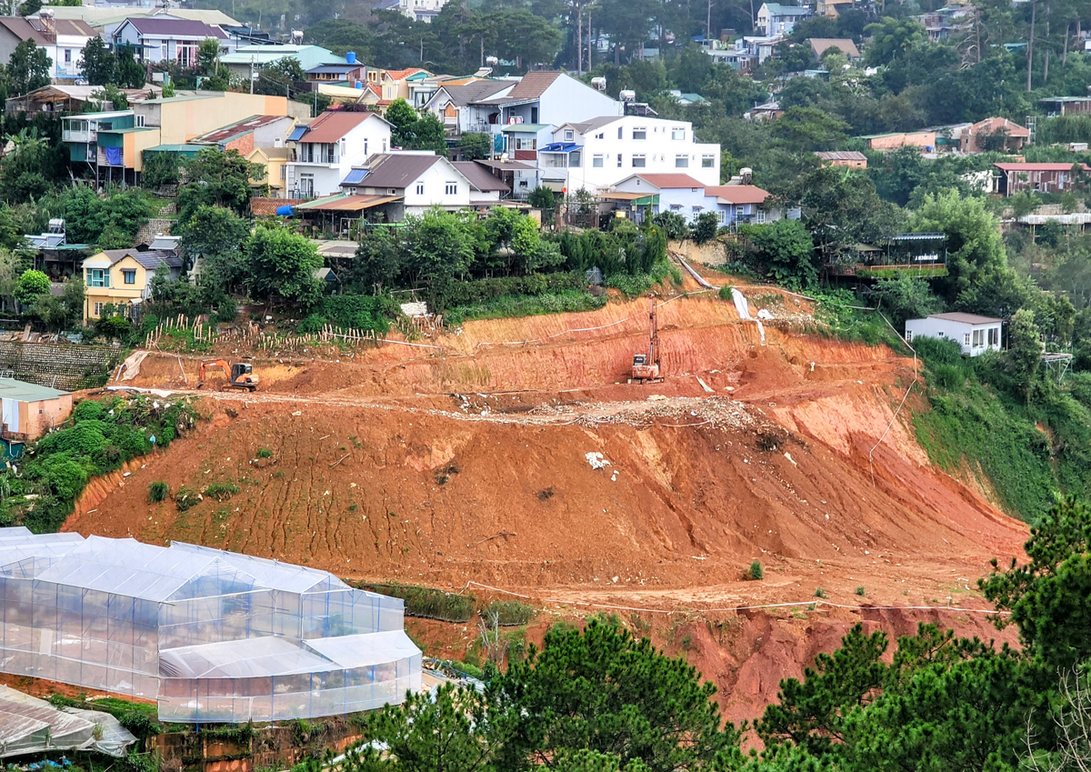 Sống thấp thỏm bên dự án Thung lũng hoa Đà Lạt - Ảnh 1.