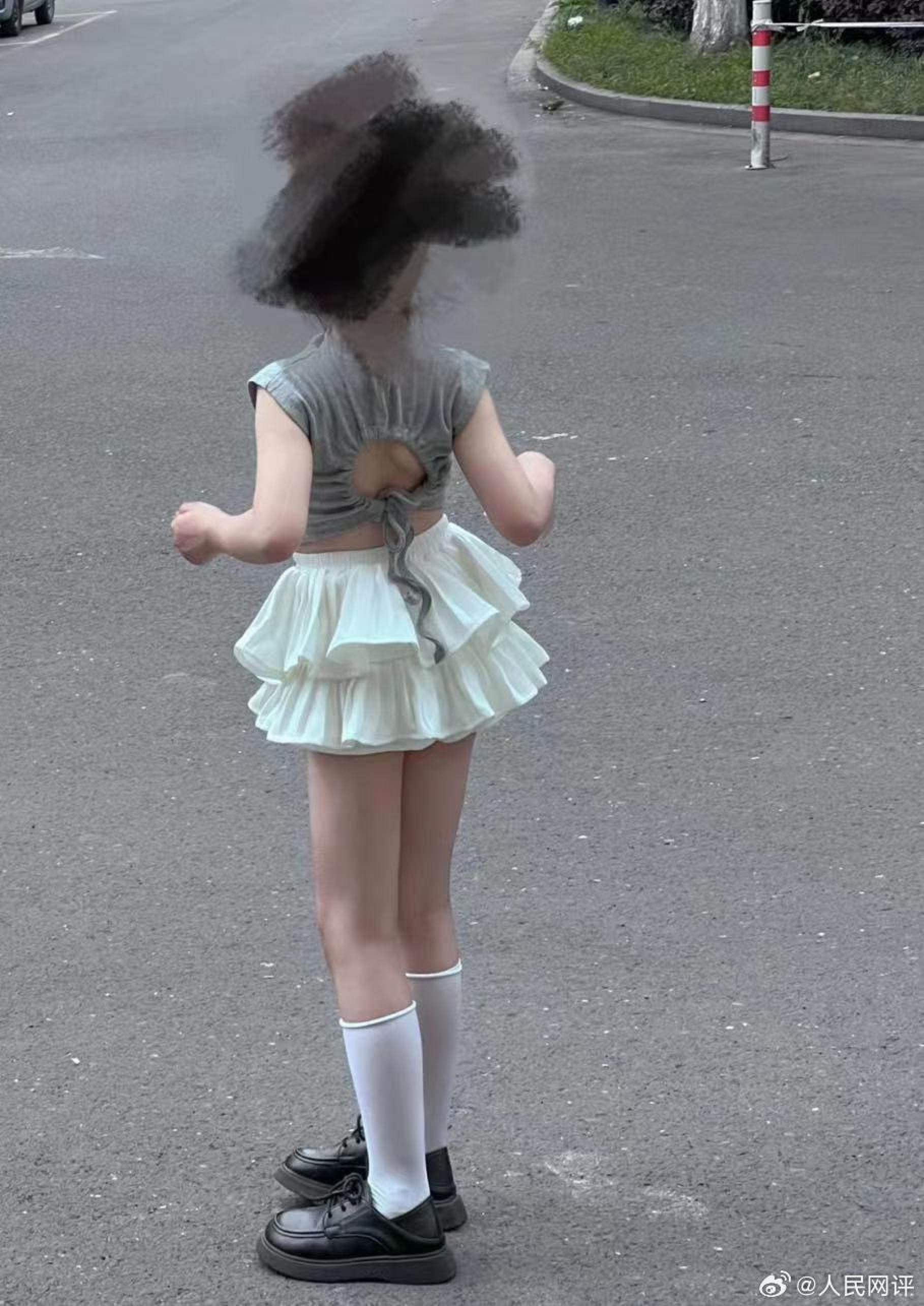 Trung Quốc cấm trào lưu cho bé gái mặc đồ gợi cảm như người lớn - Ảnh 2.