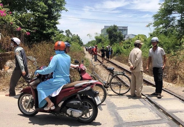 TT-Huế: Thanh niên bị tàu hỏa tông tử vong, kéo lê trên đường sắt - Ảnh 1.