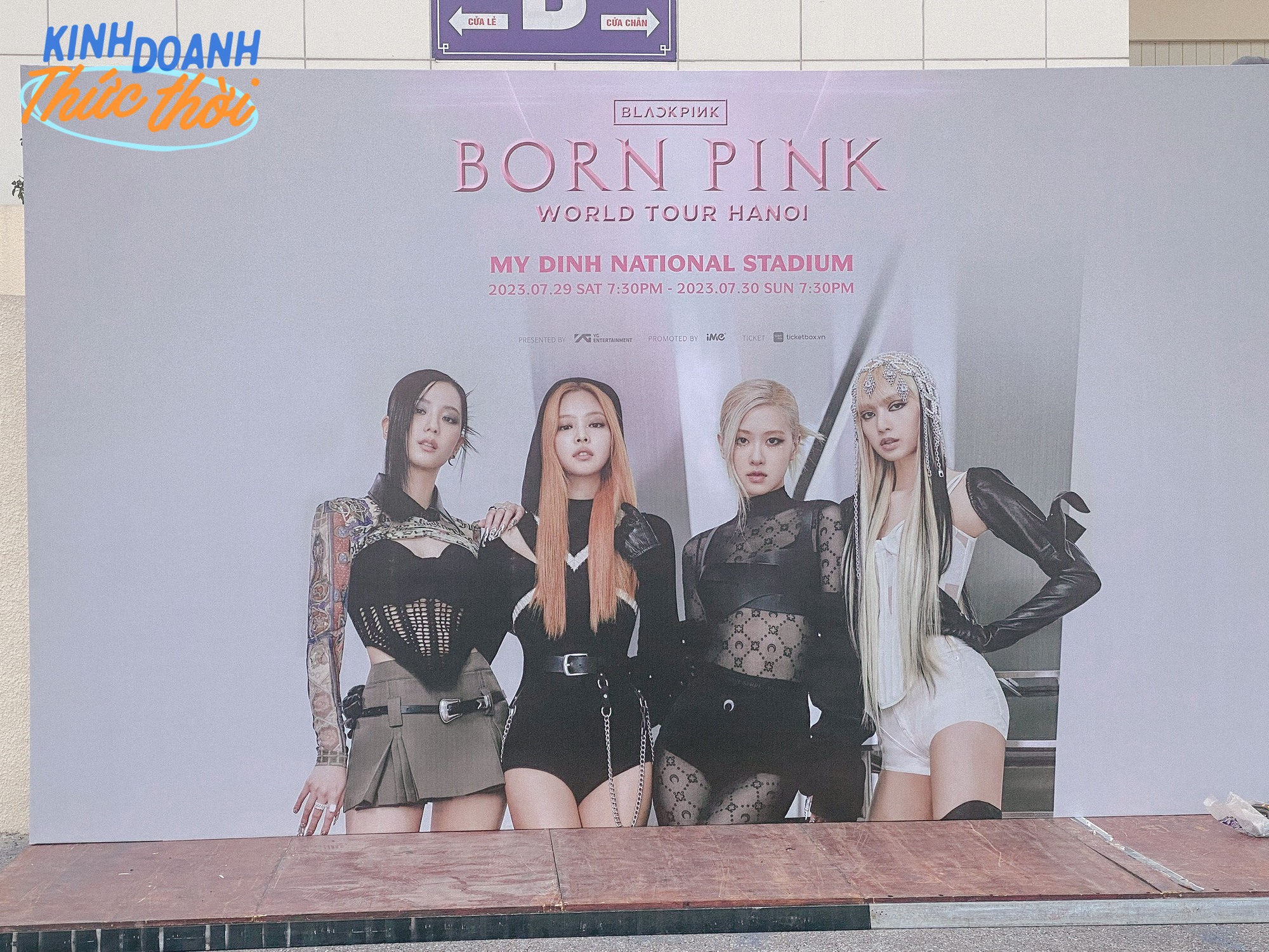 Kinh doanh thức thời trước thềm concert BLACKPINK: Hàng nước mía 3 tiếng bán hơn 300 cốc; người ôm vé 'khóc ròng' cả đêm - Ảnh 9.