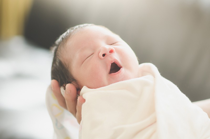 5 vị trí nhạy cảm trên cơ thể trẻ sơ sinh, cha mẹ nên hạn chế chạm vào - Ảnh 1.