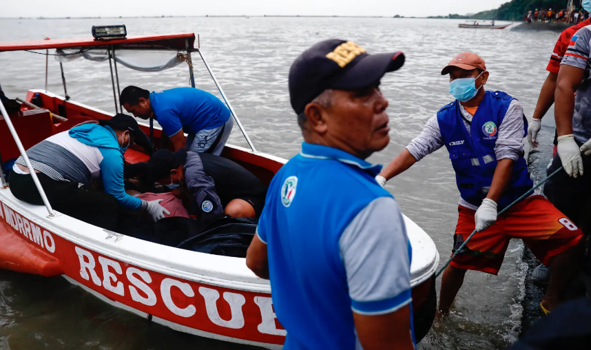 Lật tàu gần thủ đô Philippines, ít nhất 25 người tử vong - Ảnh 1.
