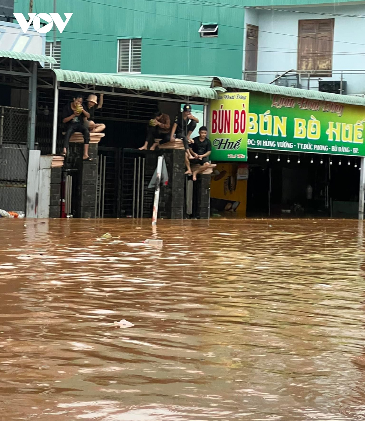 Mưa lớn khiến nhiều căn nhà ở Bình Phước ngập gần 2m - Ảnh 1.