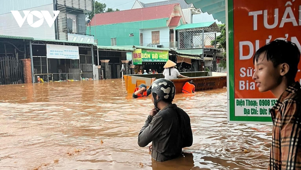 Mưa lớn khiến nhiều căn nhà ở Bình Phước ngập gần 2m - Ảnh 2.