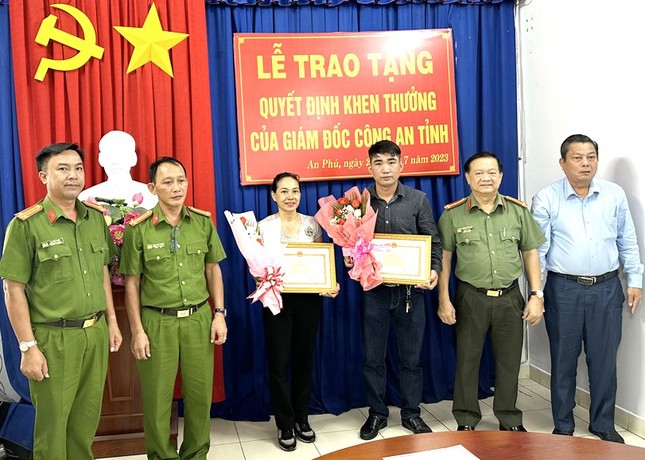 Nam tài xế tung cước "hạ đo ván" tên cướp kéo lê cô gái giữa đường được khen thưởng - Ảnh 2. Nam tài xế tung cước "hạ đo ván" tên cướp kéo lê cô gái giữa đường được khen thưởng - Ảnh 2.