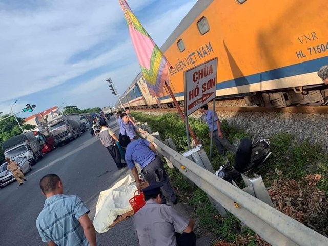 Nam Định: Hai người già tử vong khi qua đường tàu bằng xe máy - Ảnh 2.