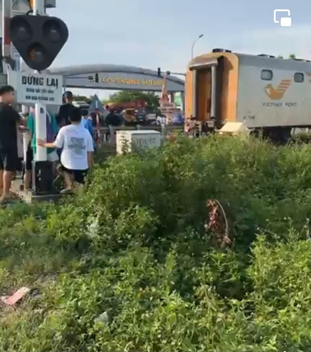Nam Định: Hai người già tử vong khi qua đường tàu bằng xe máy - Ảnh 1.