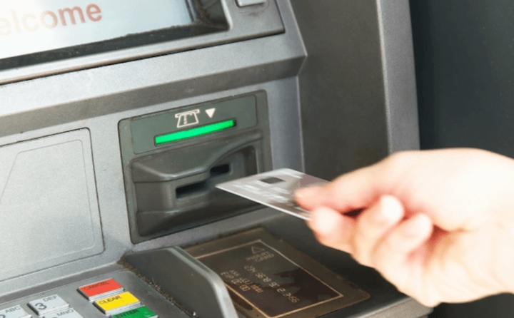 Làm gì khi bị nuốt thẻ tại cây ATM khác ngân hàng? - Ảnh 1.