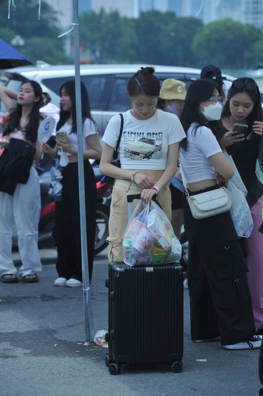 Hàng nghìn fan BLACKPINK đã sẵn sàng, có người vừa xuống máy bay mang thẳng vali ra SVĐ Mỹ Đình - Ảnh 8.