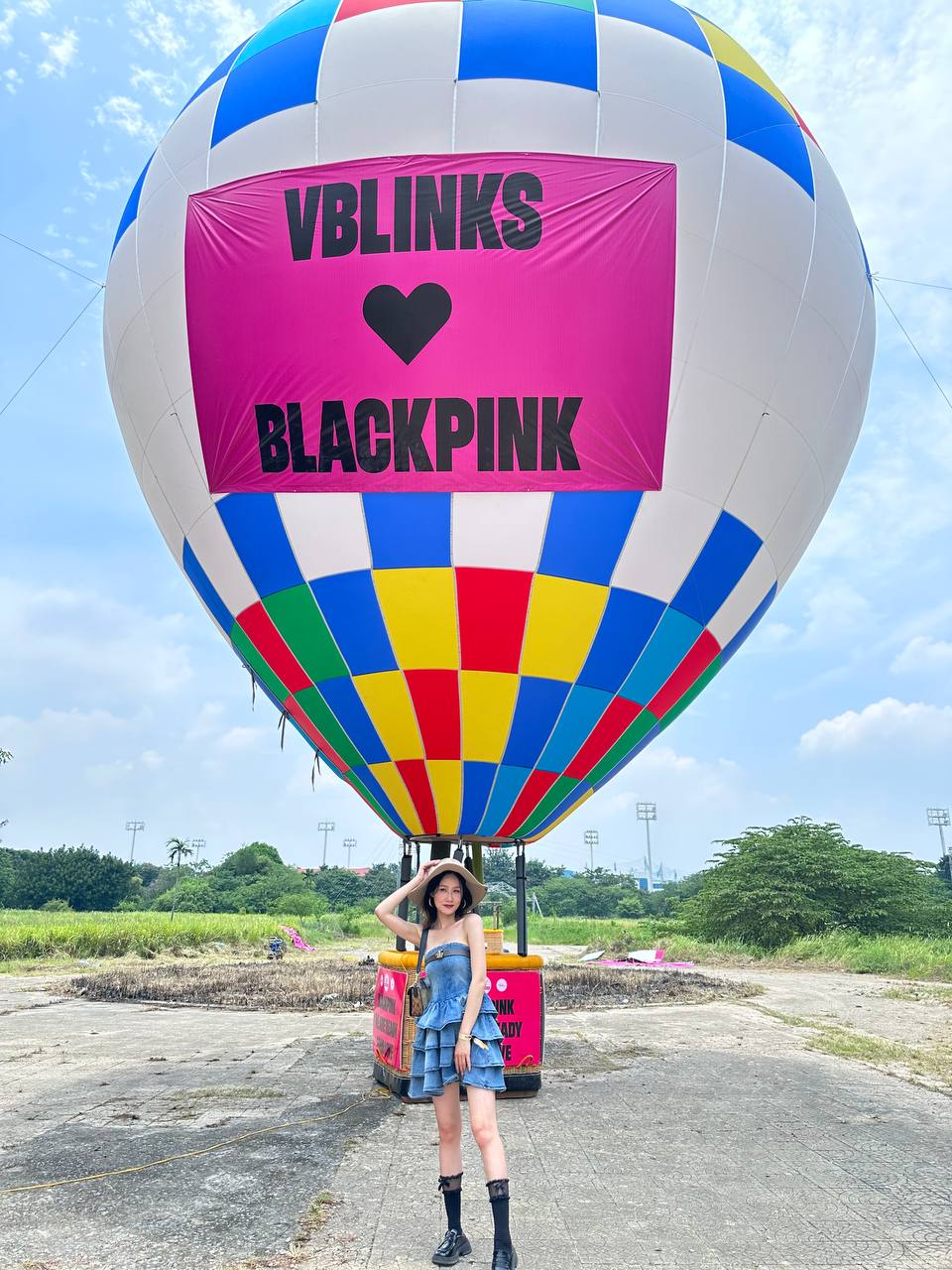 Hàng nghìn fan BLACKPINK đã sẵn sàng, có người vừa xuống máy bay mang thẳng vali ra SVĐ Mỹ Đình - Ảnh 15.