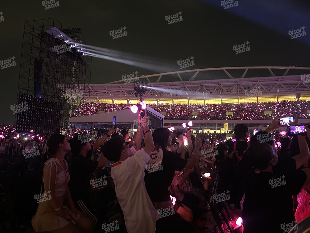 Cận cảnh &quot;bữa tiệc nhan sắc&quot; BLACKPINK ở concert Hà Nội: Nữ thần Jisoo lột xác, Lisa vừa vén mái 10 tỷ vừa khoe chân dài - Ảnh 14.