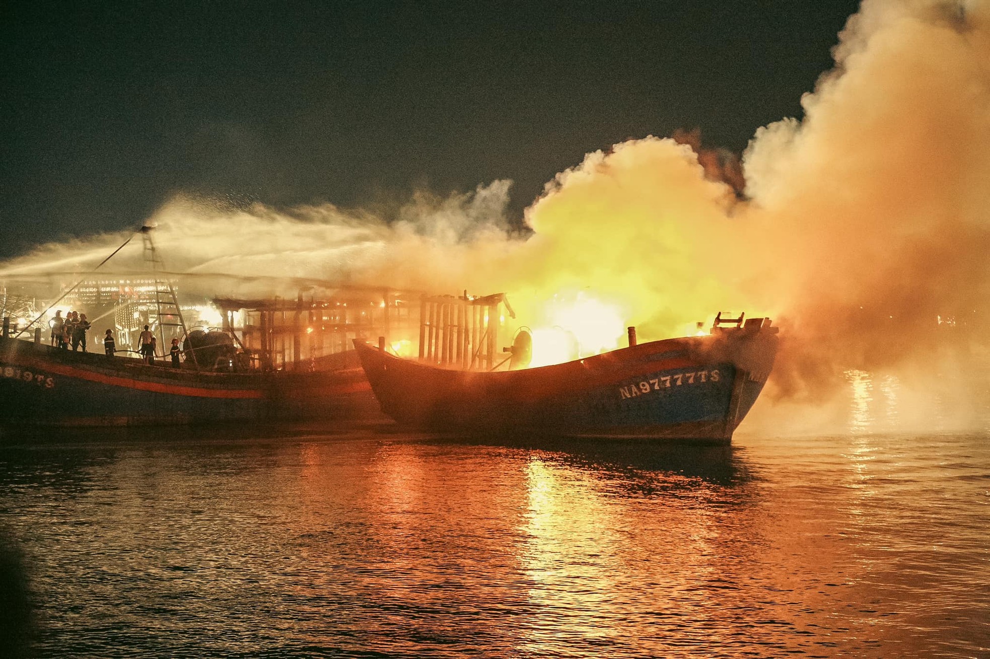 Toàn cảnh vụ cháy ngùn ngụt 5 tàu cá 40 tỷ đồng ở Nghệ An - Ảnh 6.