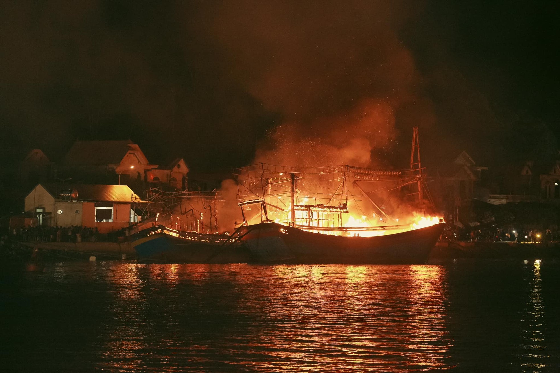 Toàn cảnh vụ cháy ngùn ngụt 5 tàu cá 40 tỷ đồng ở Nghệ An - Ảnh 5.