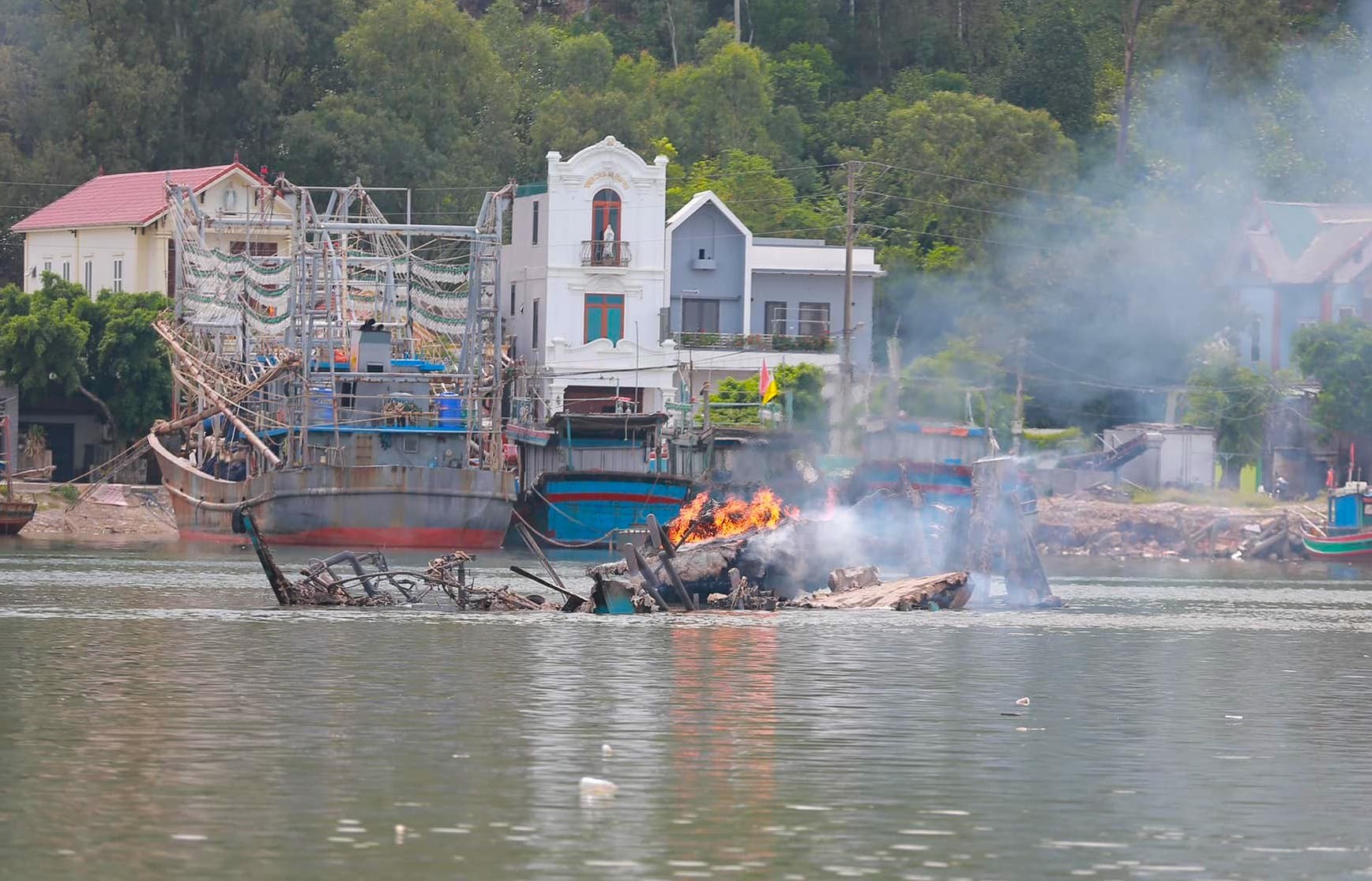 Toàn cảnh vụ cháy ngùn ngụt 5 tàu cá 40 tỷ đồng ở Nghệ An - Ảnh 13.