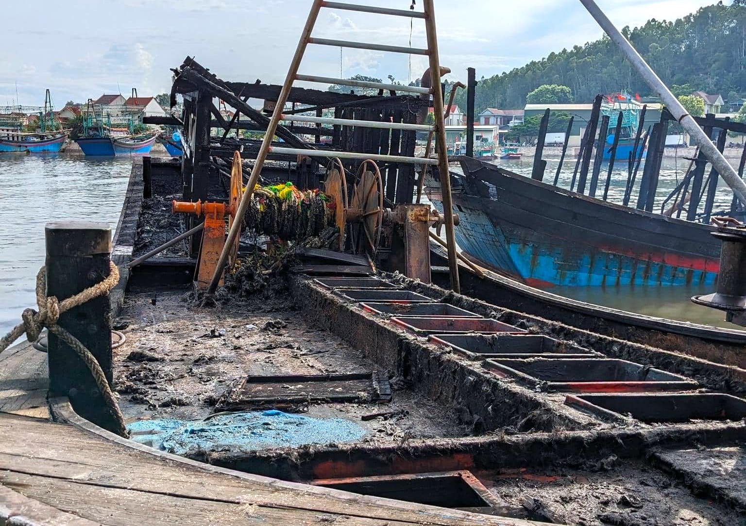 Toàn cảnh vụ cháy ngùn ngụt 5 tàu cá 40 tỷ đồng ở Nghệ An - Ảnh 15.