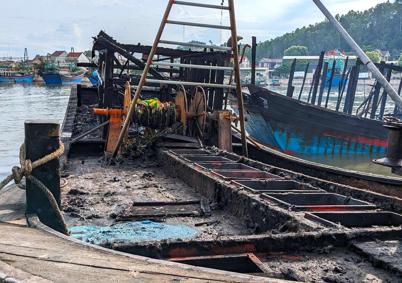 Toàn cảnh vụ cháy ngùn ngụt 5 tàu cá 40 tỷ đồng ở Nghệ An - Ảnh 15. Toàn cảnh vụ cháy ngùn ngụt 5 tàu cá 40 tỷ đồng ở Nghệ An - Ảnh 15.