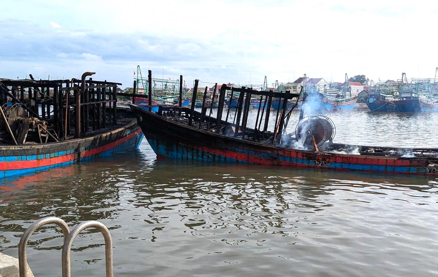 Toàn cảnh vụ cháy ngùn ngụt 5 tàu cá 40 tỷ đồng ở Nghệ An - Ảnh 14. Toàn cảnh vụ cháy ngùn ngụt 5 tàu cá 40 tỷ đồng ở Nghệ An - Ảnh 14.