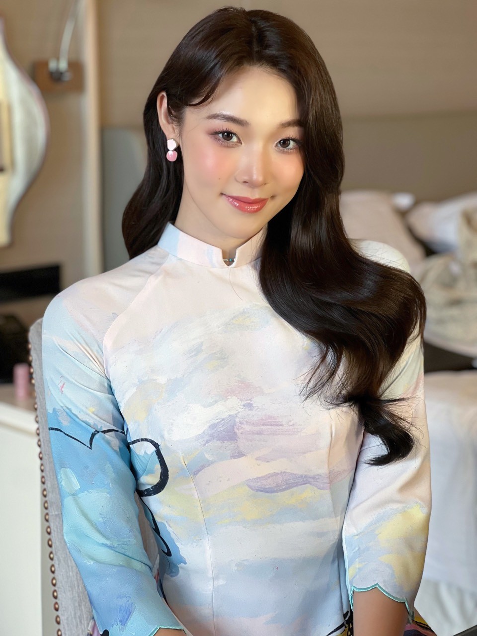 Đương kim Hoa hậu Trái Đất chụp ảnh áo tắm ở Việt Nam - Ảnh 4.