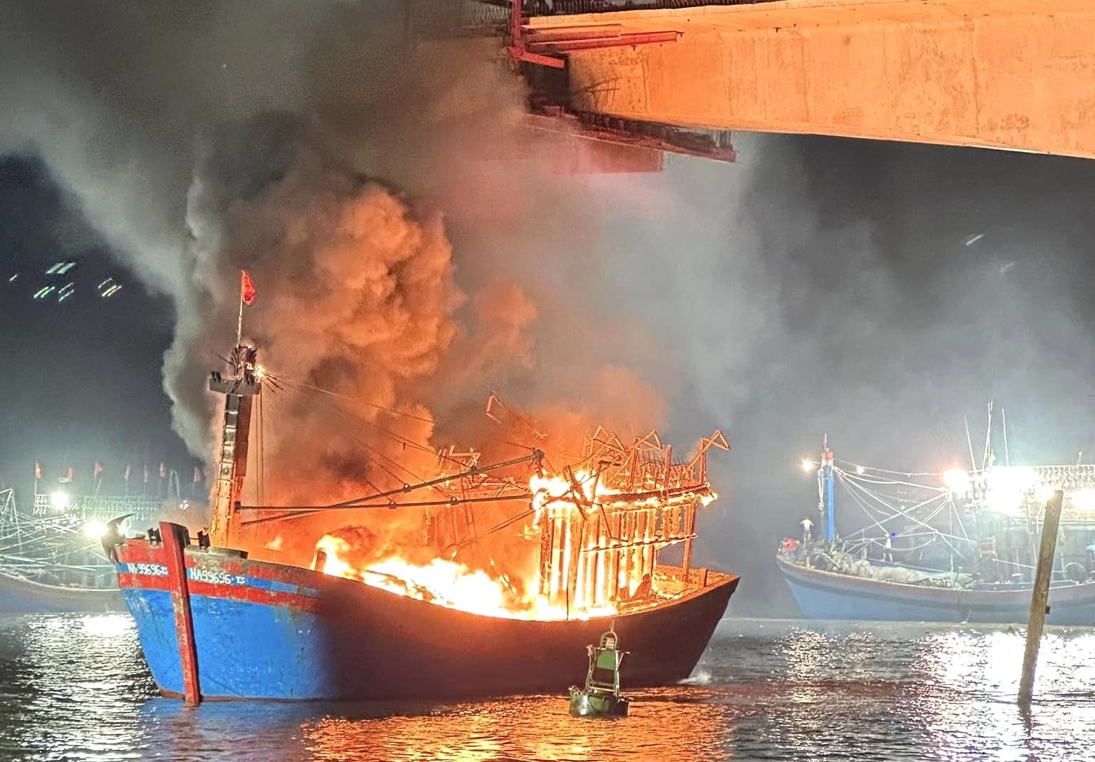 Toàn cảnh vụ cháy ngùn ngụt 5 tàu cá 40 tỷ đồng ở Nghệ An - Ảnh 2.