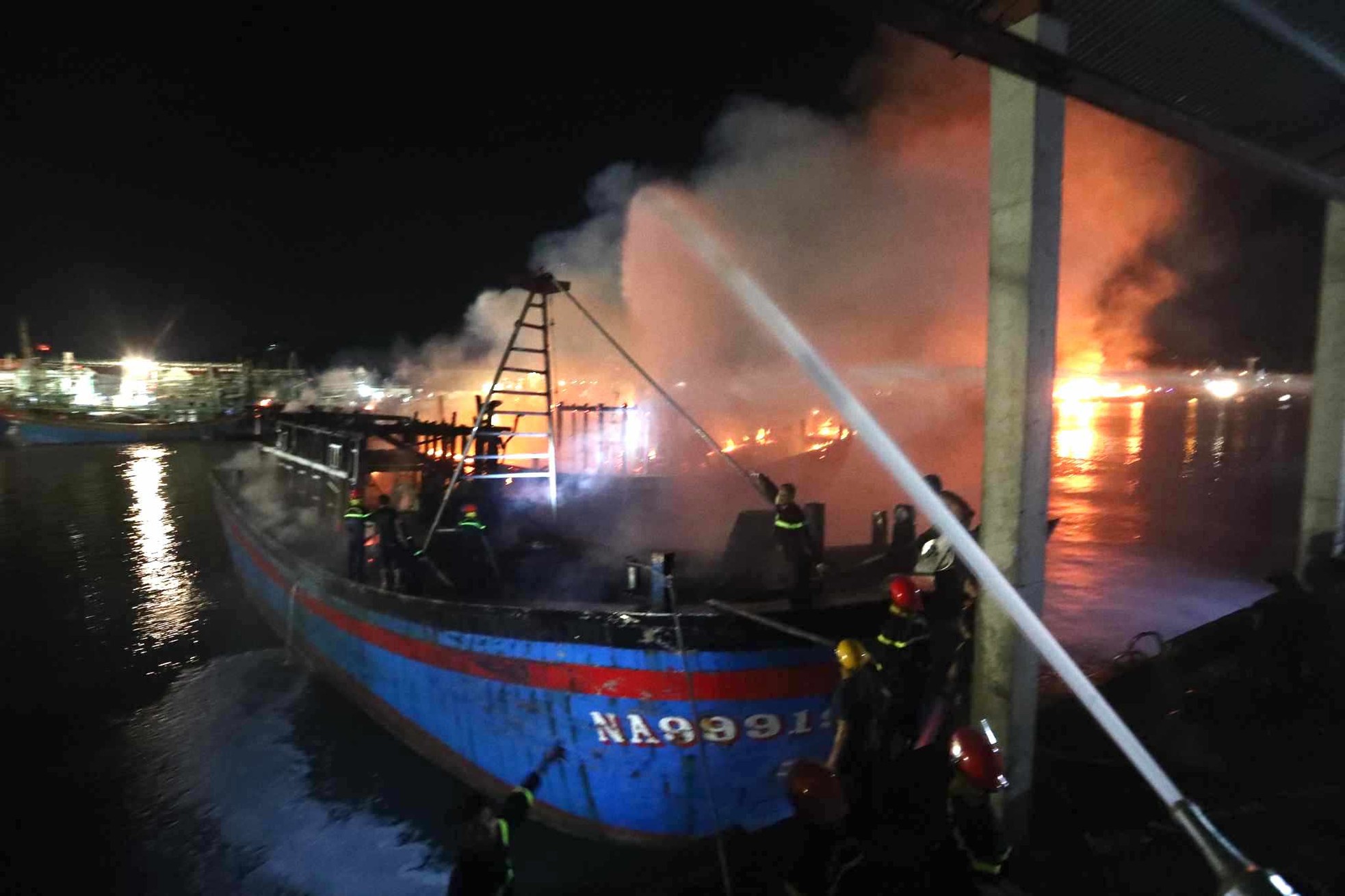 Toàn cảnh vụ cháy ngùn ngụt 5 tàu cá 40 tỷ đồng ở Nghệ An - Ảnh 8.