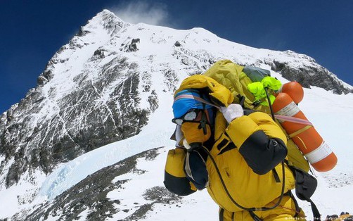 Vì sao những người bỏ mạng trên đỉnh Everest sẽ phải nằm tại đó mãi mãi?