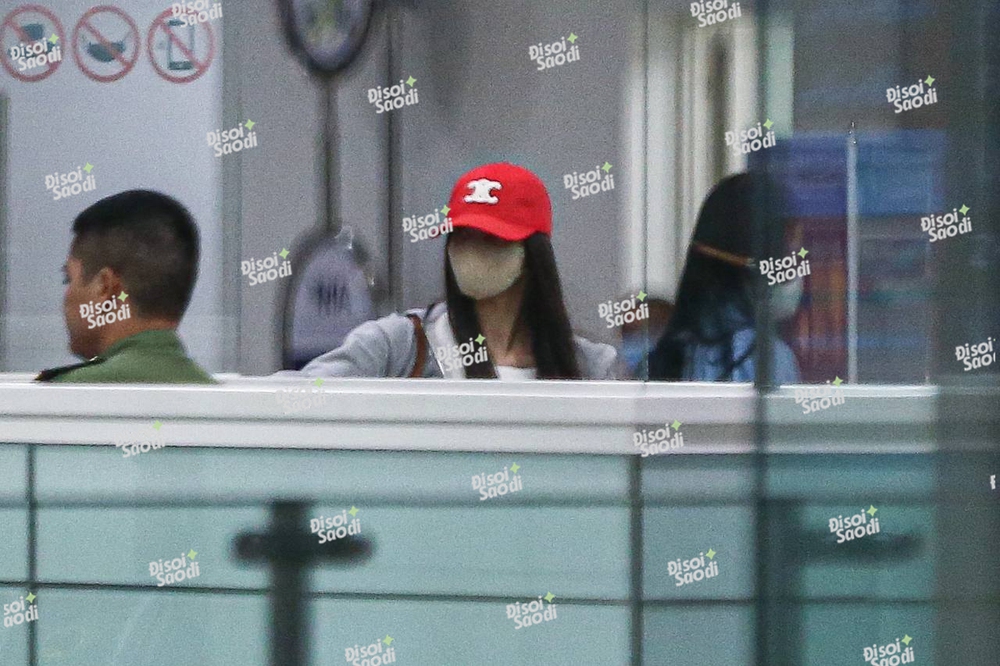 Toàn cảnh BLACKPINK đến Việt Nam: 4 nàng khoe visual cực phẩm, phi cơ và bảo an hoành tráng, cả biển fan đón chào! - Ảnh 26. Toàn cảnh BLACKPINK đến Việt Nam: 4 nàng khoe visual cực phẩm, phi cơ và bảo an hoành tráng, cả biển fan đón chào! - Ảnh 26.
