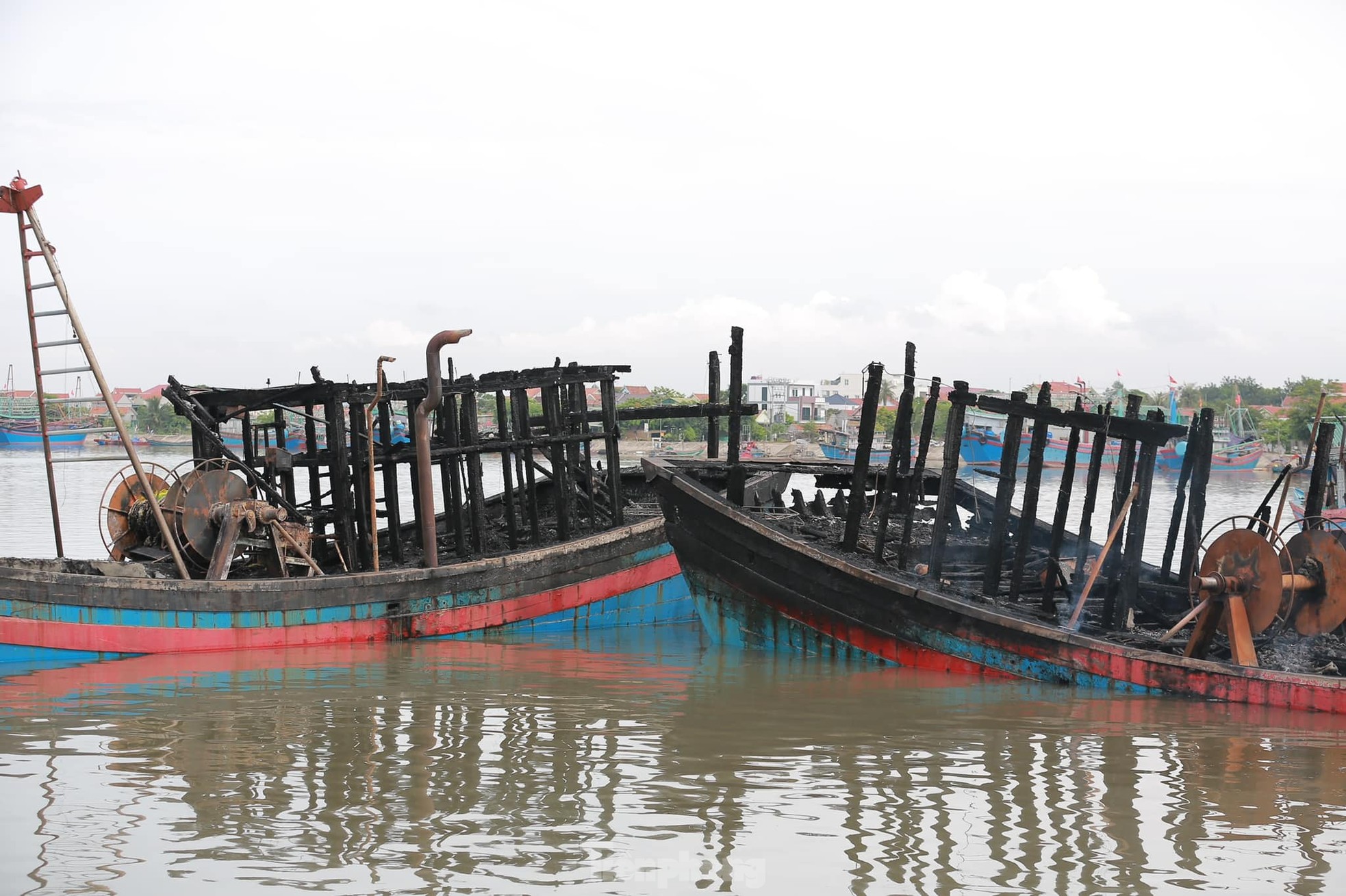 Hiện trường vụ cháy làm nhiều con tàu trơ khung ở Nghệ An - Ảnh 5.