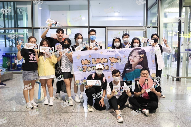 Toàn cảnh BLACKPINK đến Việt Nam: 4 nàng khoe visual cực phẩm, phi cơ và bảo an hoành tráng, cả biển fan đón chào! - Ảnh 4. Toàn cảnh BLACKPINK đến Việt Nam: 4 nàng khoe visual cực phẩm, phi cơ và bảo an hoành tráng, cả biển fan đón chào! - Ảnh 4.